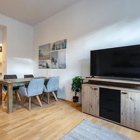 Cozy Apartment Steps Away From Subway Station Wien Exterior foto