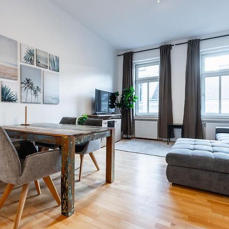 Cozy Apartment Steps Away From Subway Station Wien Exterior foto